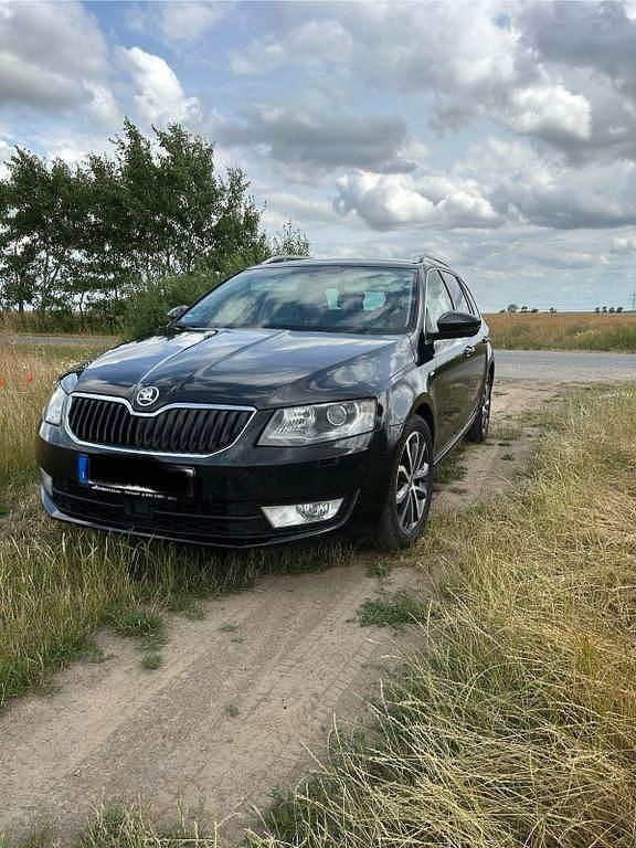 Schwarz Gebraucht 2015 Skoda Octavia Kombi | 10.999 € (Teuer) - Bild 1/4