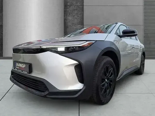 Gebraucht Toyota bZ4X 150 kW (204 PS) 2023 Precious silver SUV