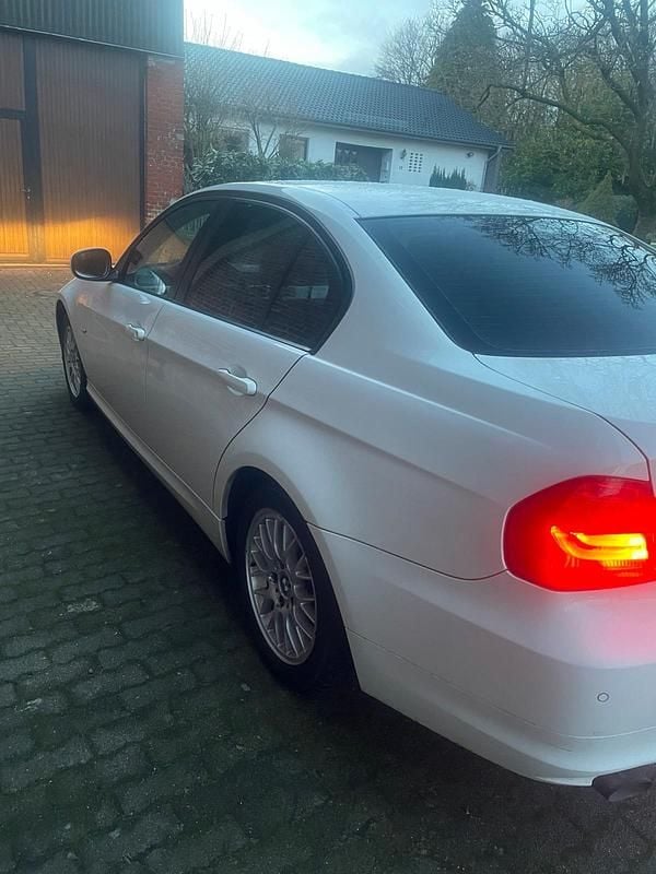 Weiß Gebraucht 2011 BMW 316 Limousine | 3.500 € (Guter Preis) - Bild 1/4