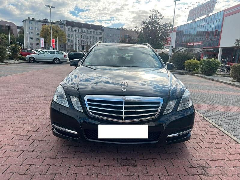 Schwarz Gebraucht 2011 Mercedes E350 Avantgarde Kombi | 8.350 € (Fairer Preis) - Bild 1/4