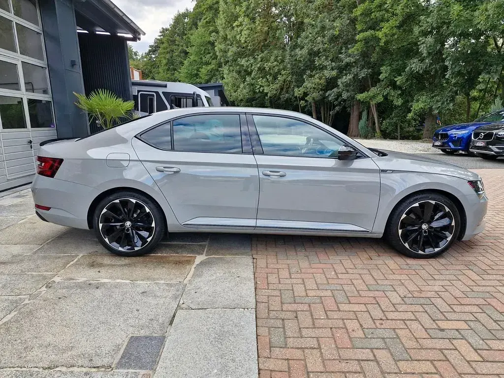 Gebraucht Skoda Superb SportLine 150 PS (110 kW) 2019 Grau Limousine
