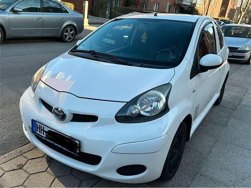 Gebraucht Toyota Aygo Cool 68 PS (50 kW) 2011 Weiß Kleinwagen