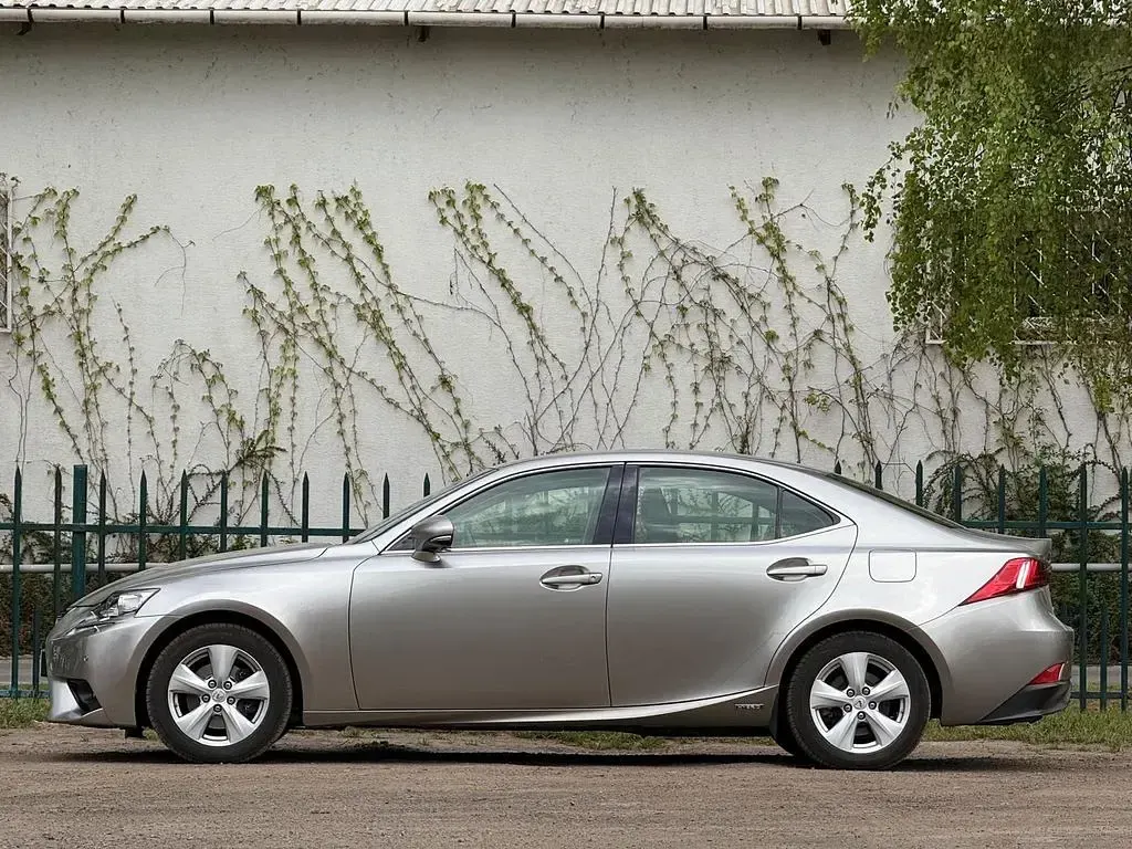 Gebraucht Lexus IS300h 181 PS (133 kW) 2014 Silber Limousine