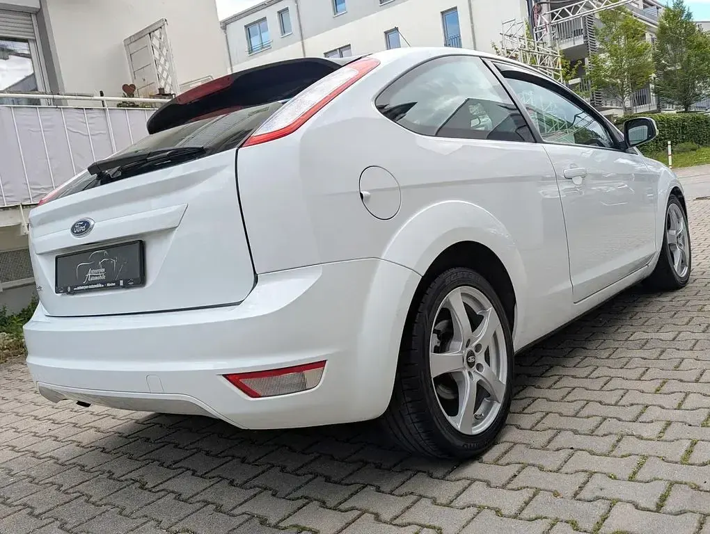 Gebraucht Ford Focus 101 PS (74 kW) 2011 Frozen white Limousine