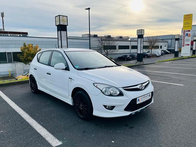 Weiß Gebraucht 2010 Hyundai i30 Edition Limousine | 4.300 € (Fairer Preis) - Bild 1/4