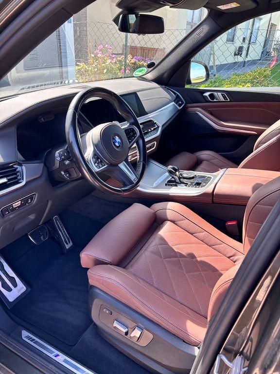 Braun Gebraucht 2023 BMW X5 Performance SUV | 59.999 € (Guter Preis) - Bild 1/4
