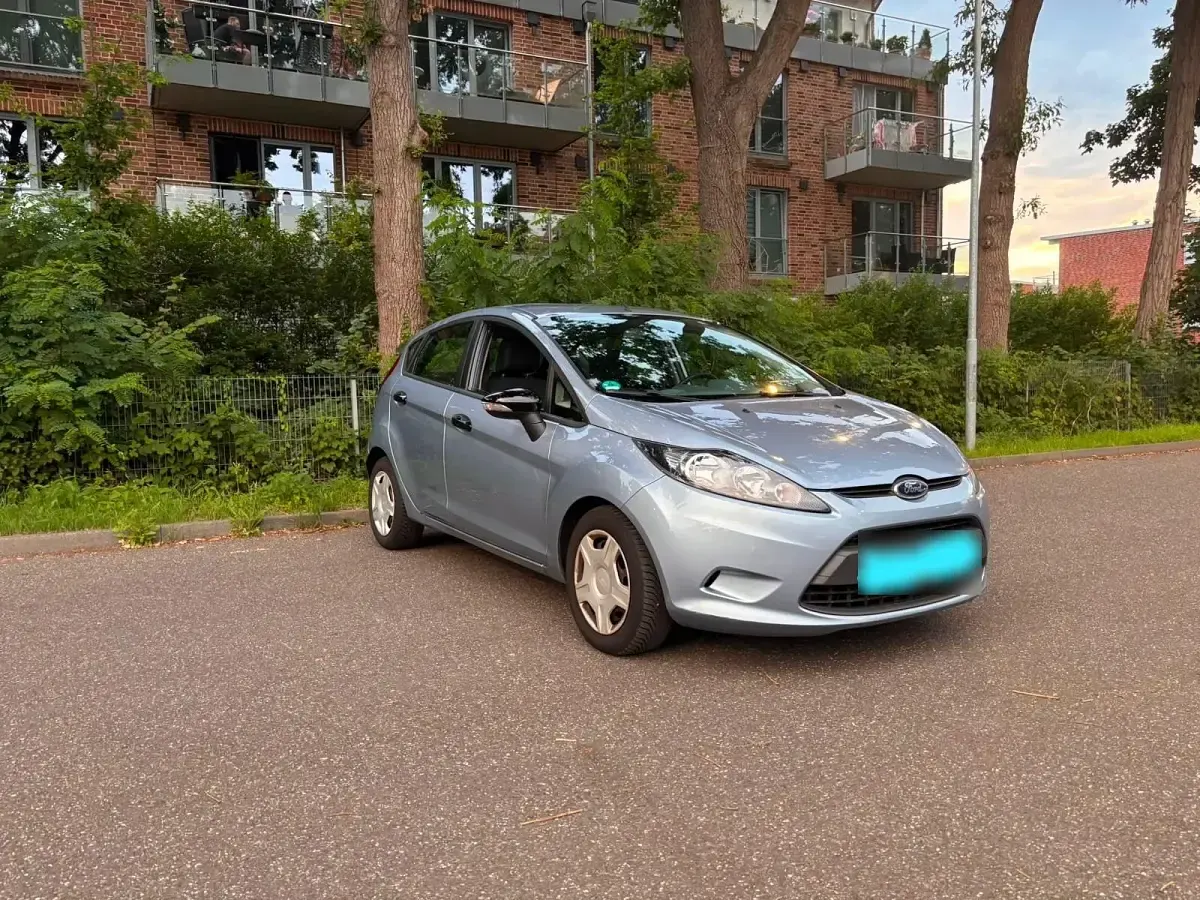 Gebraucht Ford Fiesta 95 PS (69 kW) 2011 Blau Kleinwagen