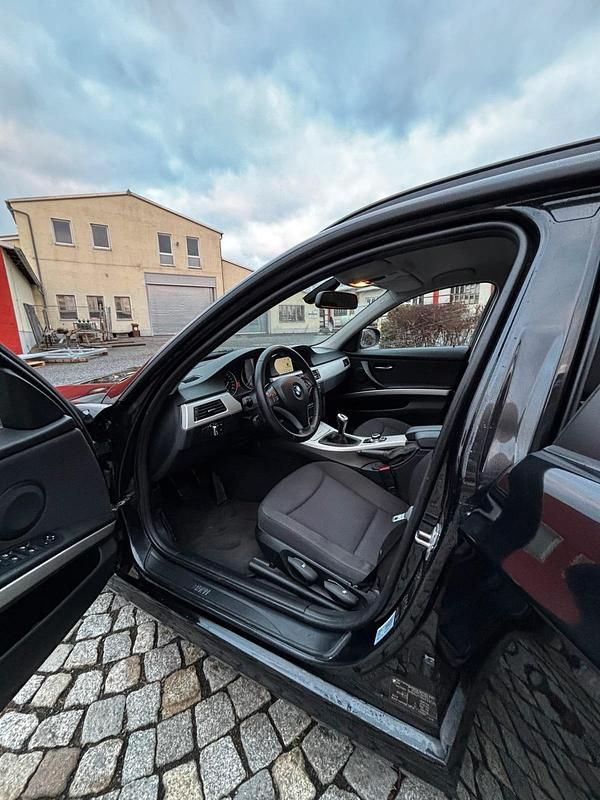 Gebraucht BMW 320 240 PS (176 kW) 2011 Schwarz Kombi