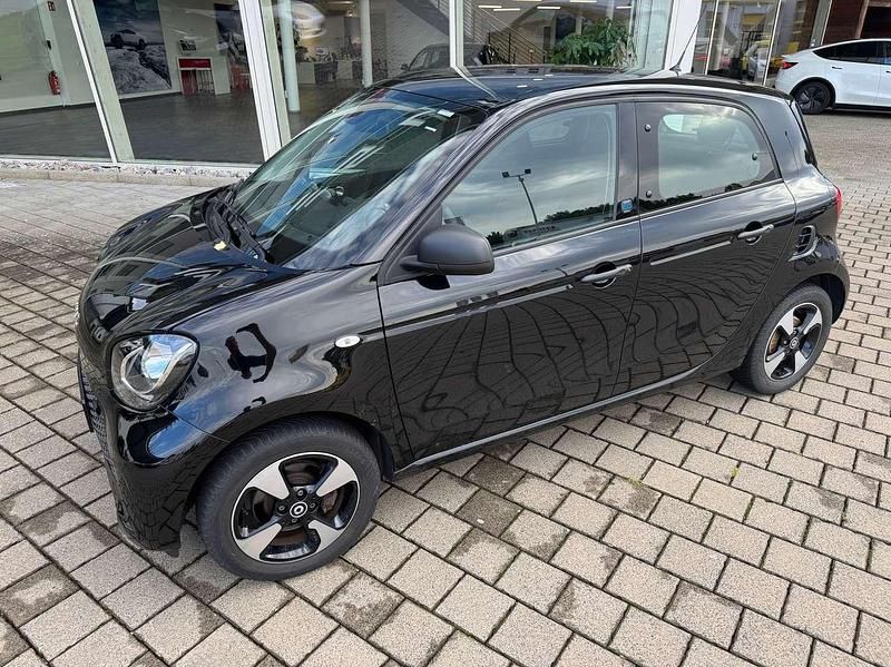 Schwarz Gebraucht 2021 Smart ForFour Electric Drive Passion Kleinwagen | 9.900 € (Fairer Preis) - Bild 1/4