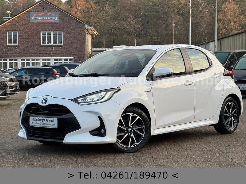 Weiß Gebraucht 2021 Toyota Yaris Hybrid Club Limousine | 15.990 € (Fairer Preis) - Bild 1/4