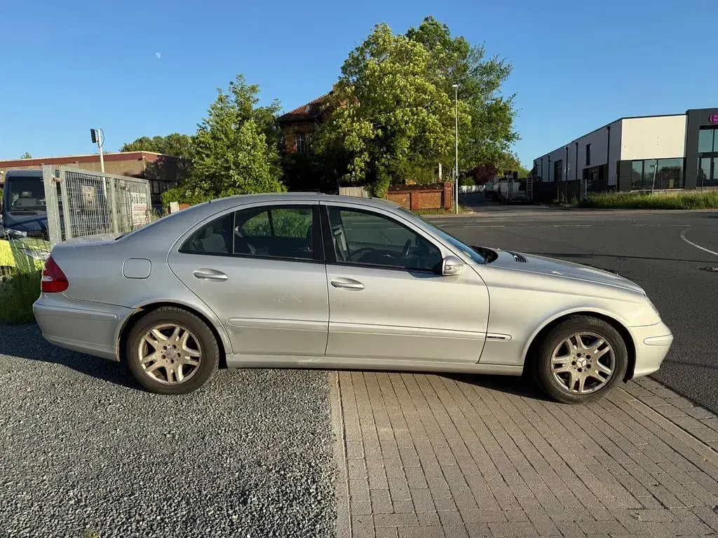 Gebraucht Mercedes E200 163 PS (119 kW) 2003 Brillantsilber Limousine