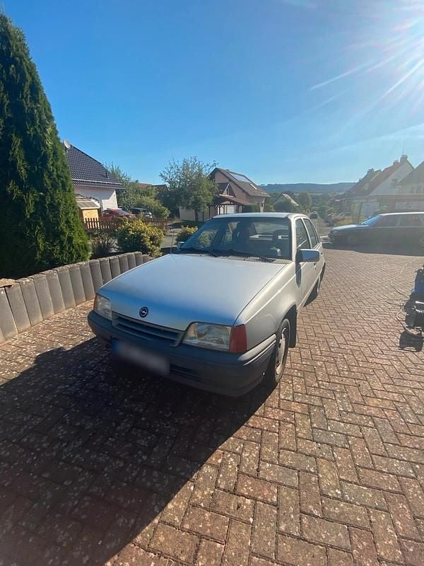 Silber Gebraucht 1990 Opel Kadett Coupé | 2.800 € - Bild 1/4