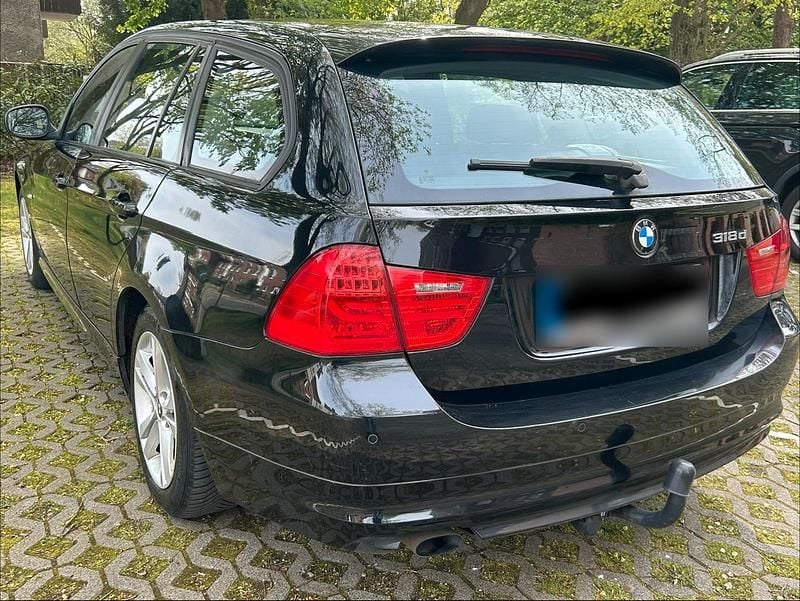 Gebraucht BMW 318 143 PS (105 kW) 2010 Schwarz Kombi