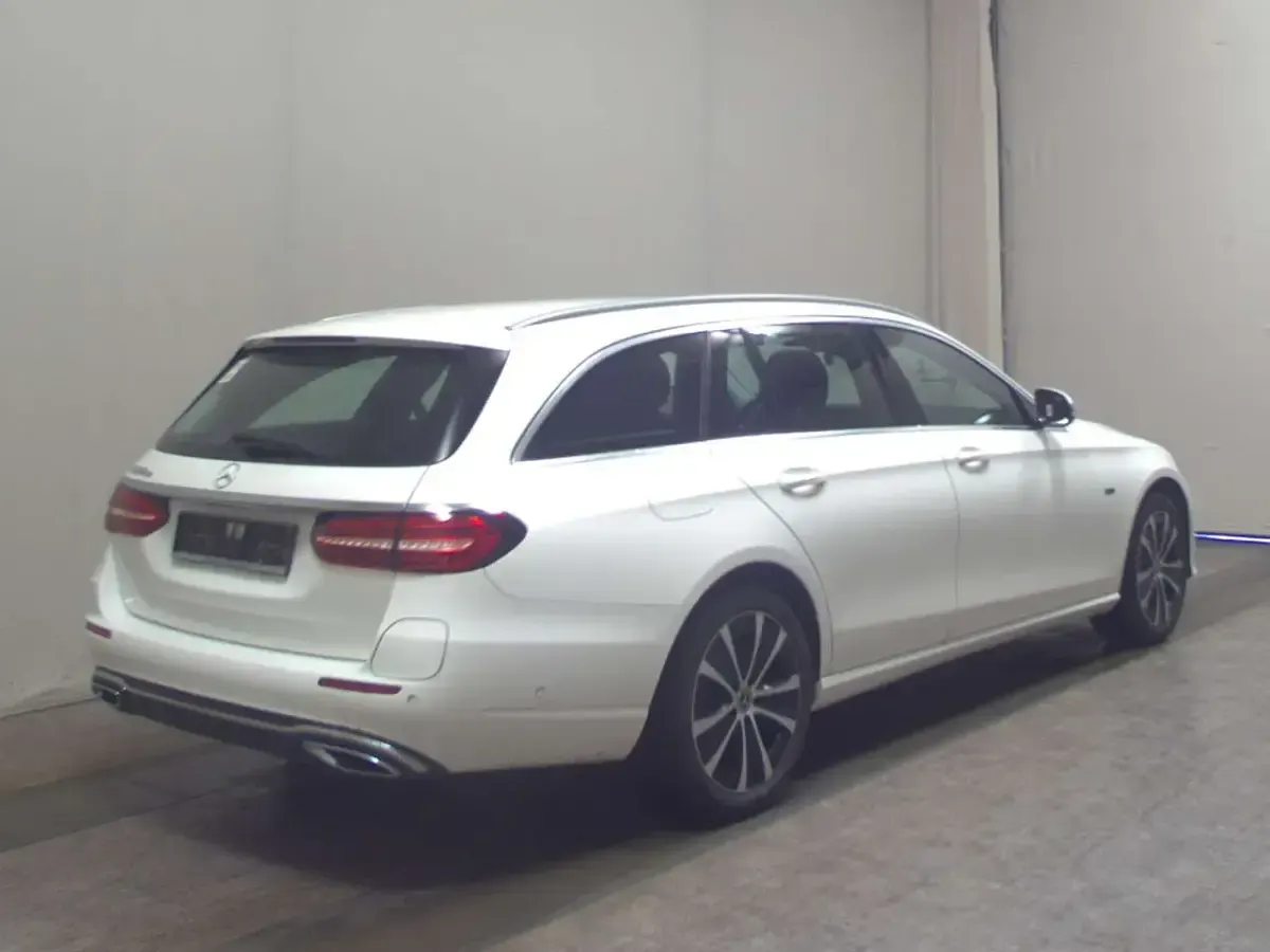 Gebraucht Mercedes E300 Avantgarde 306 PS (225 kW) 2021 Polarweiss Kombi