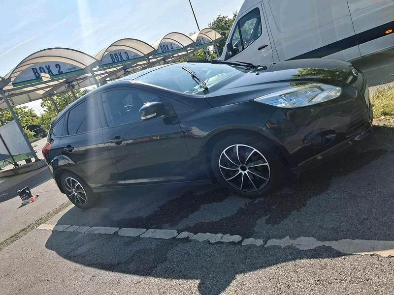 Gebraucht Ford Focus 95 PS (69 kW) 2011 Schwarz Limousine