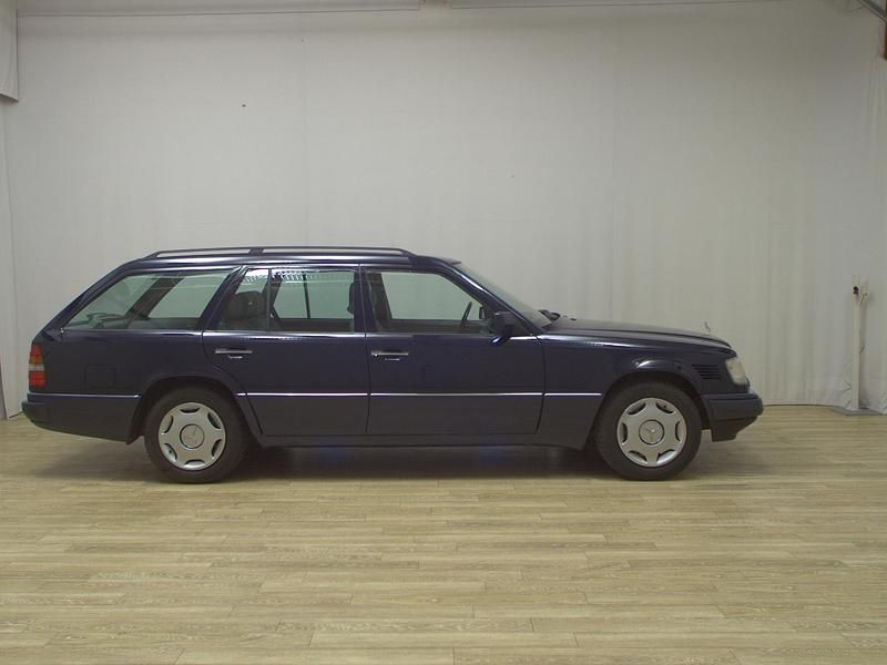Blau Gebraucht 1993 Mercedes E300 Limousine | 23.980 € - Bild 1/4