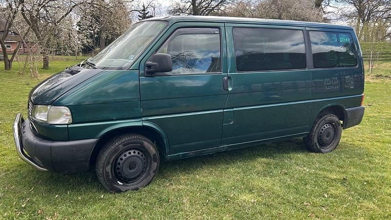 Grün Gebraucht 2004 VW Caravelle Van / Kleinbus | 5.999 € - Bild 1/4