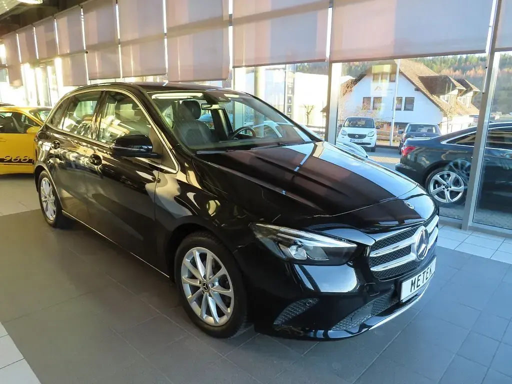 Gebraucht Mercedes B180 116 PS (85 kW) 2019 Schwarz Kleinwagen
