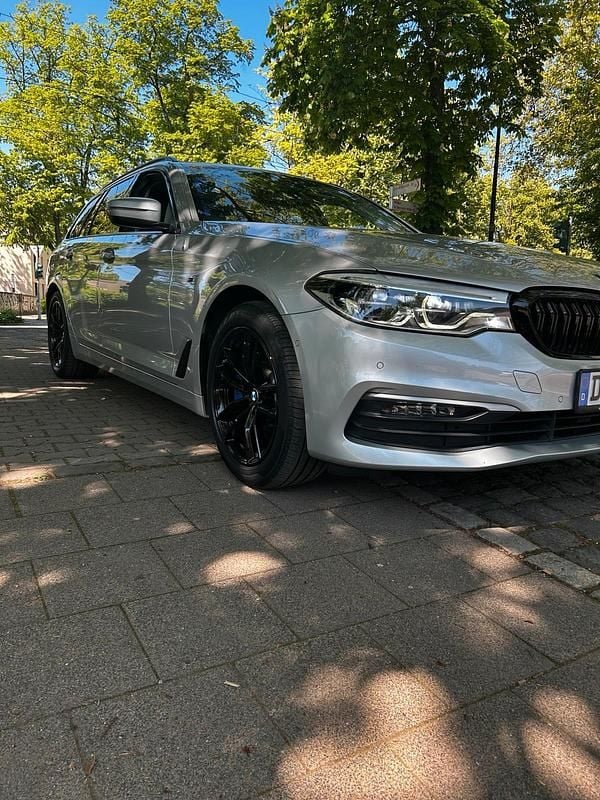 Gebraucht BMW 525 231 PS (169 kW) 2019 Silber Kombi