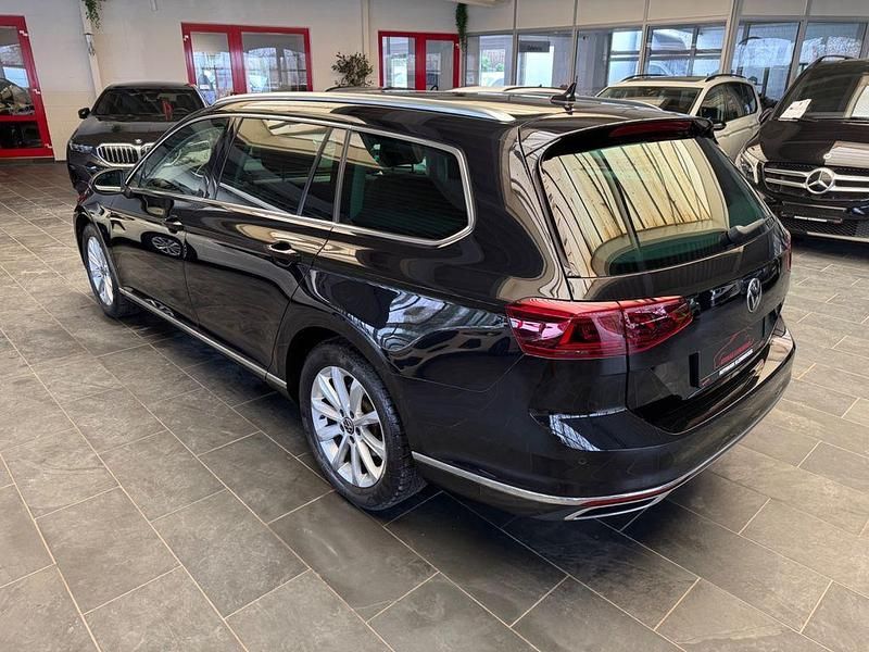 Gebraucht VW Passat Elegance 150 PS (110 kW) 2024 Schwarz Kombi