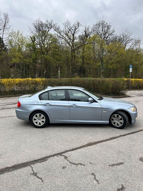 Second-hand BMW 320 170 CP (125 kW) 2009 Albastru Berlinǎ