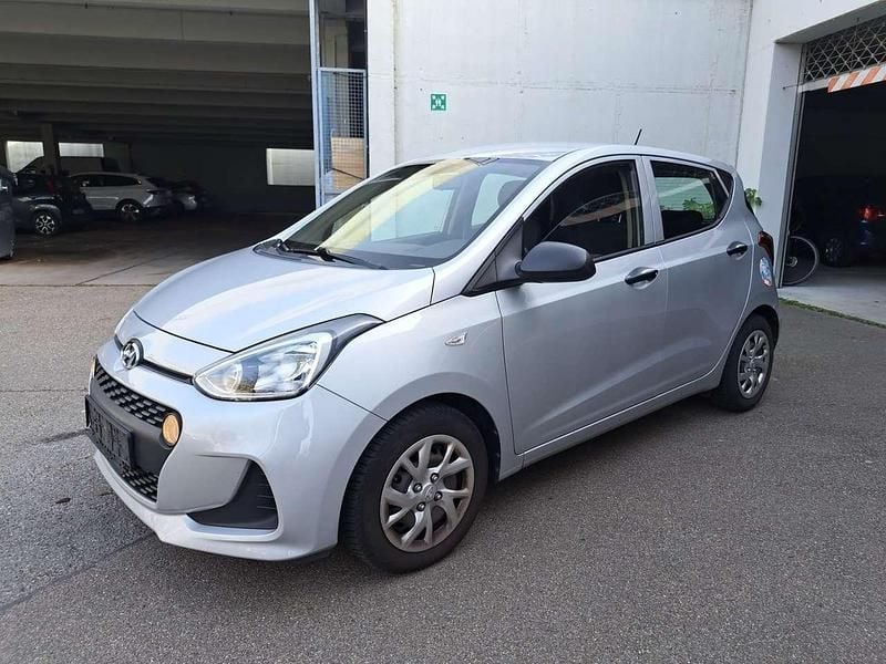 Sleek silver / met Gebraucht 2017 Hyundai i10 Classic Kleinwagen | 3.300 € (Superpreis) - Bild 1/4