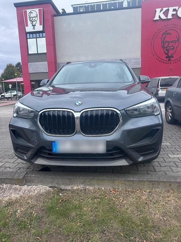 Grau Gebraucht 2021 BMW X1 SUV | 17.950 € (Superpreis) - Bild 1/4