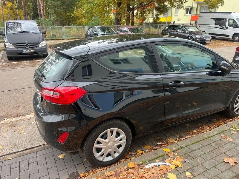 Schwarz Gebraucht 2019 Ford Fiesta Cool & Connect Limousine | 8.650 € - Bild 1/4