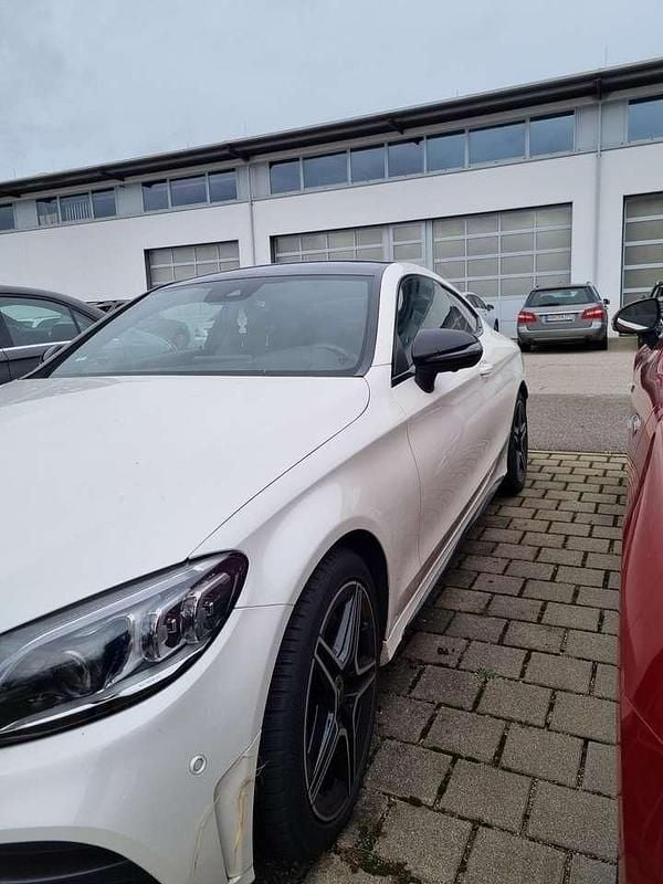 Weiß Gebraucht 2019 Mercedes C300 AMG line Coupé | 25.900 € (Superpreis) - Bild 1/4