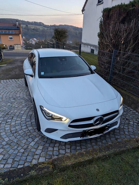 Weiß Gebraucht 2019 Mercedes CLA180 Shooting Brake Kombi | 21.600 € (Fairer Preis) - Bild 1/4