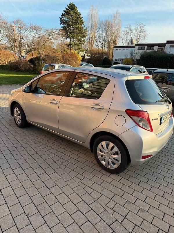 Gebraucht Toyota Yaris Club 99 PS (72 kW) 2013 Silber Kleinwagen