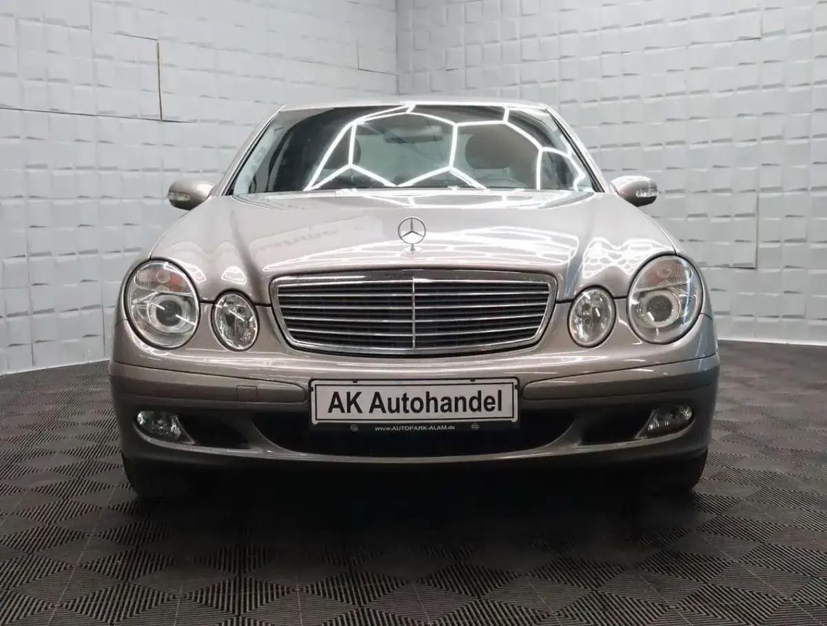 Usado Mercedes E200 163 CV (119 kW) 2005 Plateado Berlina