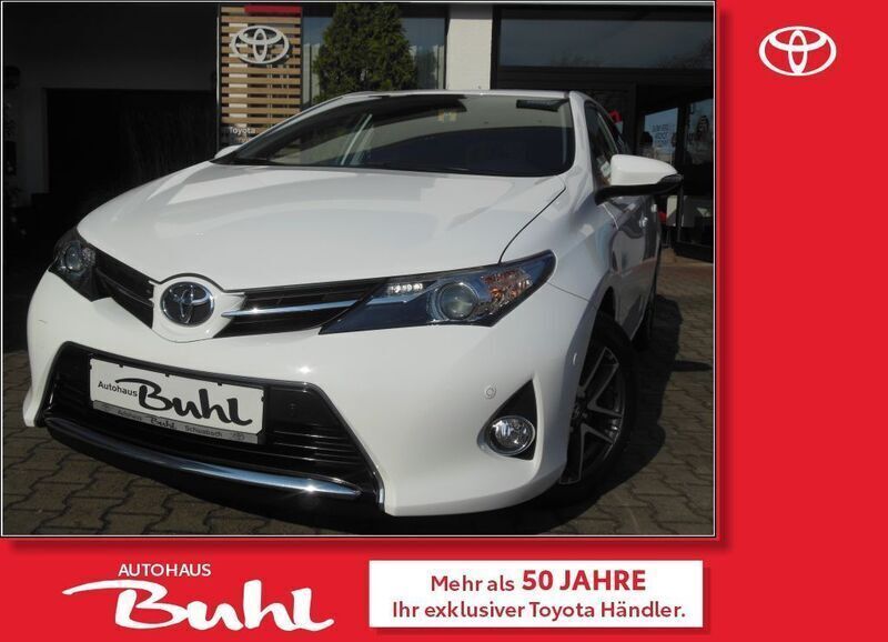 Schneeweiß Gebraucht 2014 Toyota Auris Life+ Limousine | 12.887 € (Teuer) - Bild 1/4