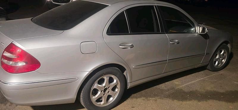 Second-hand Mercedes E270 177 CP (130 kW) 2004 Argintiu Berlinǎ