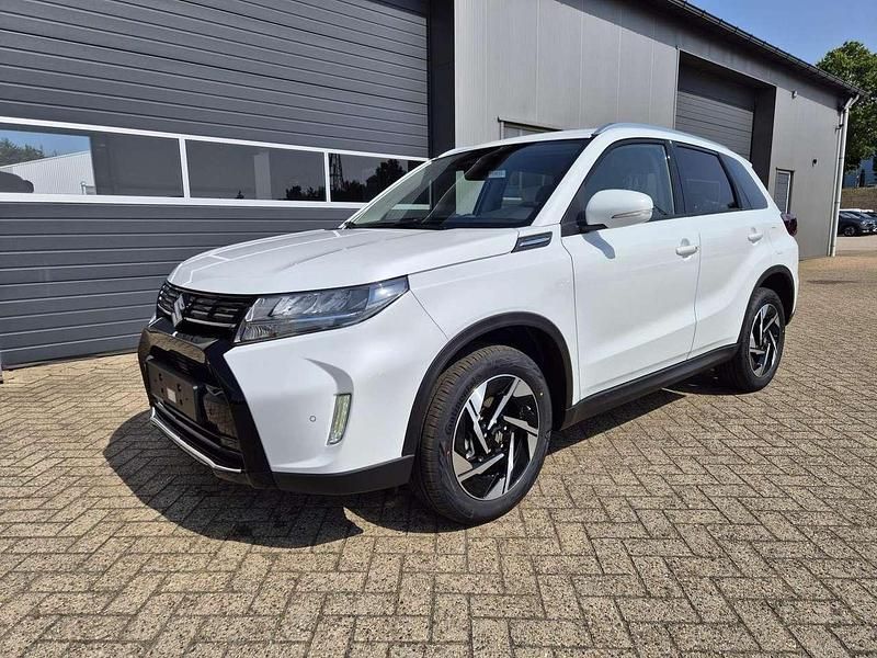 Cool white pearl metallic Neu 2025 Suzuki Vitara Comfort+ SUV | 25.090 € (Fairer Preis) - Bild 1/4