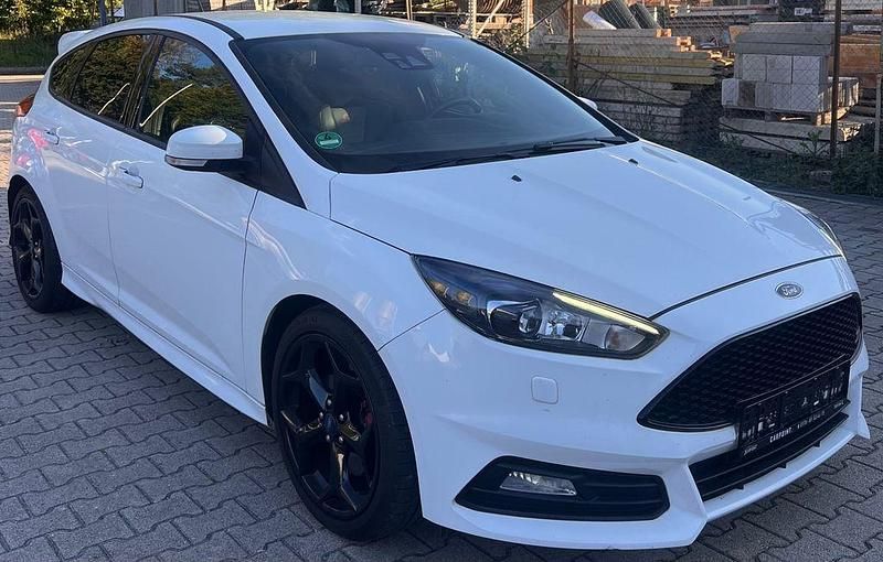 Weiß Gebraucht 2016 Ford Focus ST Limousine | 13.999 € (Guter Preis) - Bild 1/4
