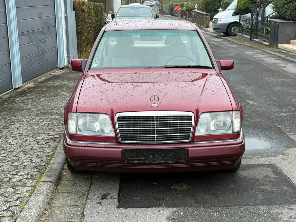Gebraucht Mercedes E220 150 PS (110 kW) 1994 Rot Limousine
