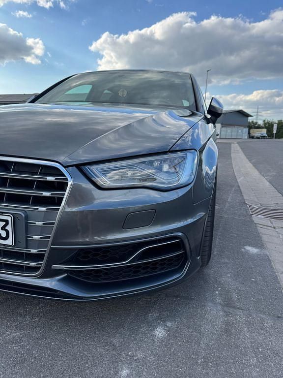 Grau Gebraucht 2015 Audi S3 Ambiente Limousine | 21.000 € (Fairer Preis) - Bild 1/4