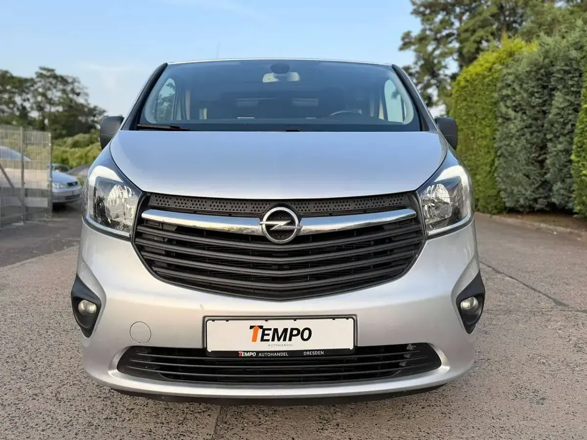 Gebraucht Opel Vivaro 120 PS (88 kW) 2014 Aluminium silber/grey(m2) Van / Kleinbus