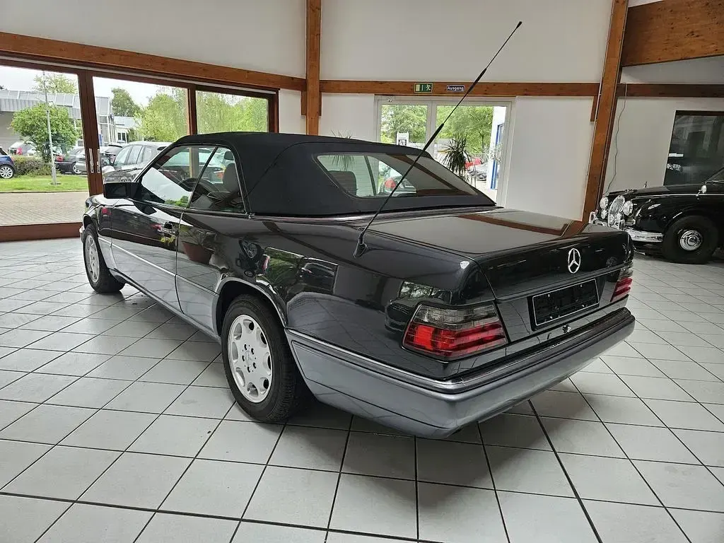 Gebraucht Mercedes E220 Sportline 150 PS (110 kW) 1994 Schwarz Cabrio