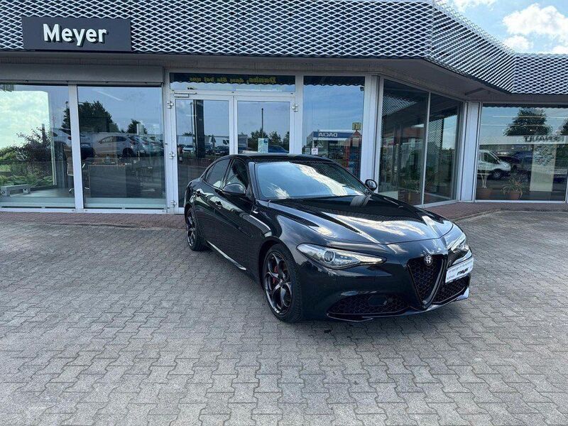 Nero vulcano metallic (metallic) Gebraucht 2019 Alfa Romeo Giulia Tech Edition Limousine | 26.990 € (Teuer) - Bild 1/4
