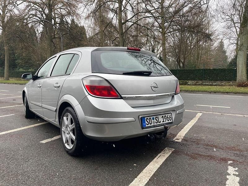 Second-hand Opel Astra 105 CP (77 kW) 2006 Argintiu Berlinǎ