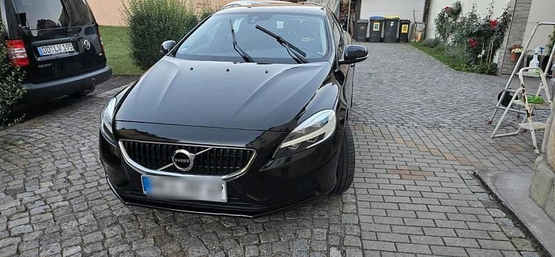 Schwarz Gebraucht 2016 Volvo V40 Kombi | 11.700 € (Fairer Preis) - Bild 1/4