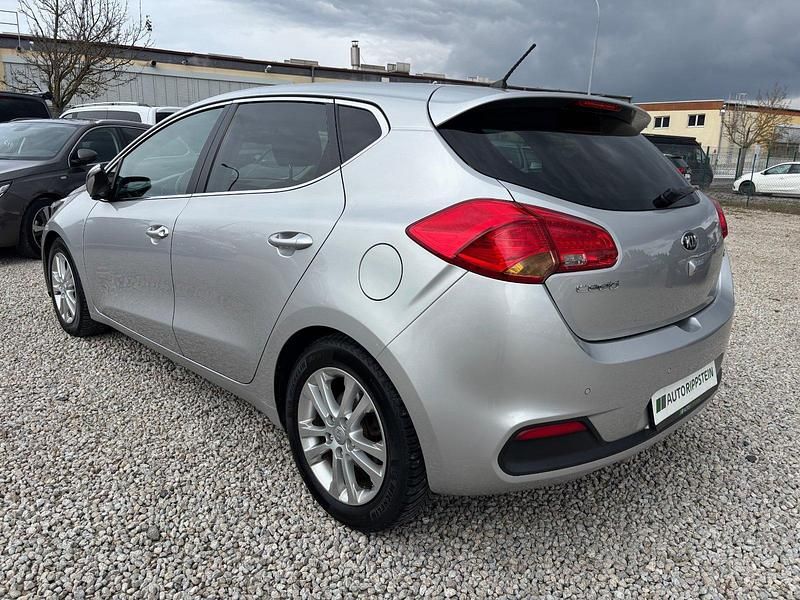 Gebraucht Kia Ceed Spirit 128 PS (94 kW) 2014 Silber Kleinwagen
