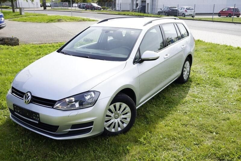 Silber Gebraucht 2017 VW Golf VII Trendline Kombi | 7.999 € (Guter Preis) - Bild 1/4