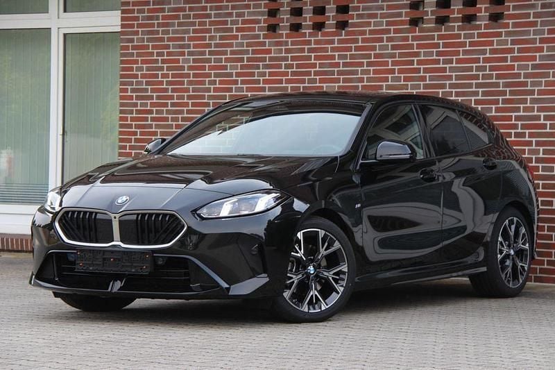 Black sapphire metallic Gebraucht 2024 BMW 120 M Sport Kleinwagen | 31.990 € (Fairer Preis) - Bild 1/4