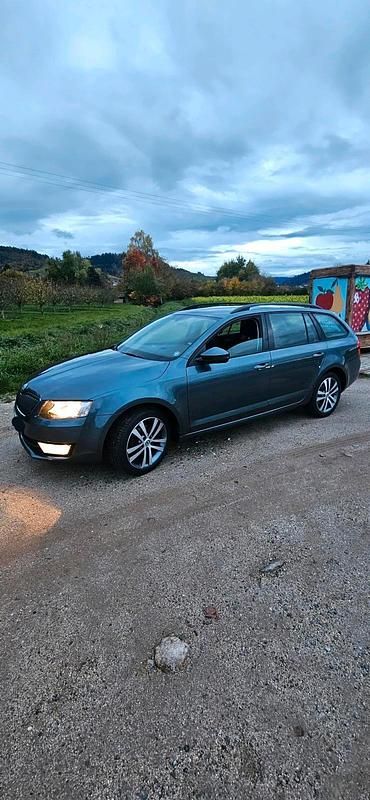 Grau Gebraucht 2016 Skoda Octavia G-TEC Kombi | 6.500 € - Bild 1/4