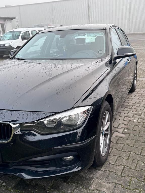 Gebraucht BMW 318 136 PS (100 kW) 2016 Schwarz Limousine