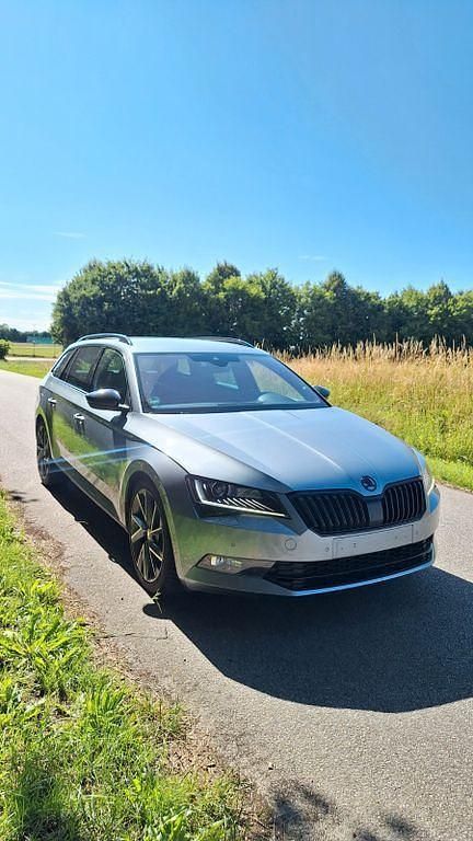 Grau Gebraucht 2017 Skoda Superb SportLine Kombi | 16.990 € (Fairer Preis) - Bild 1/4