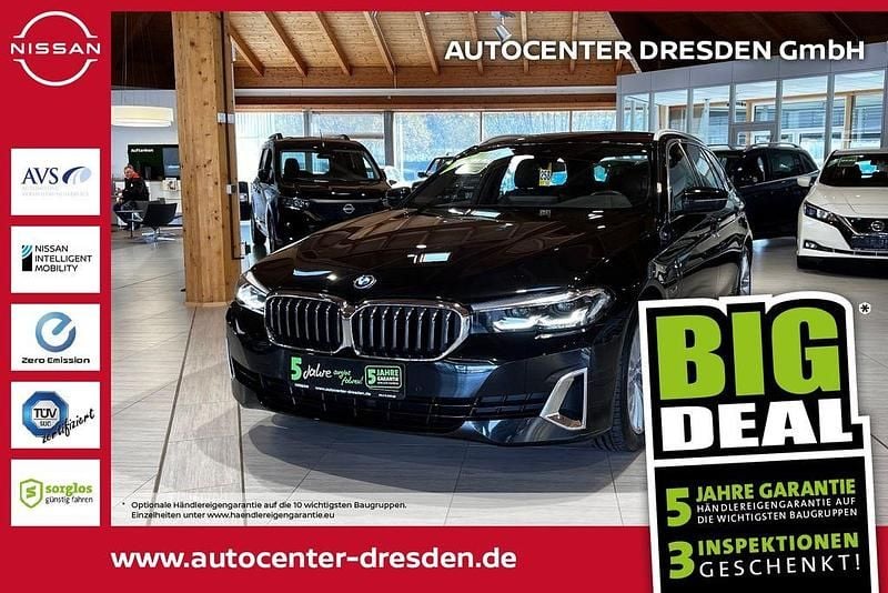 Black sapphire metallic Gebraucht 2022 BMW 530e Luxury Line Kombi | 33.890 € (Superpreis) - Bild 1/4